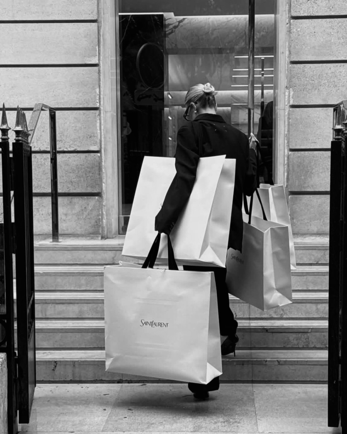 Assisted luxury shopping with a personal stylist