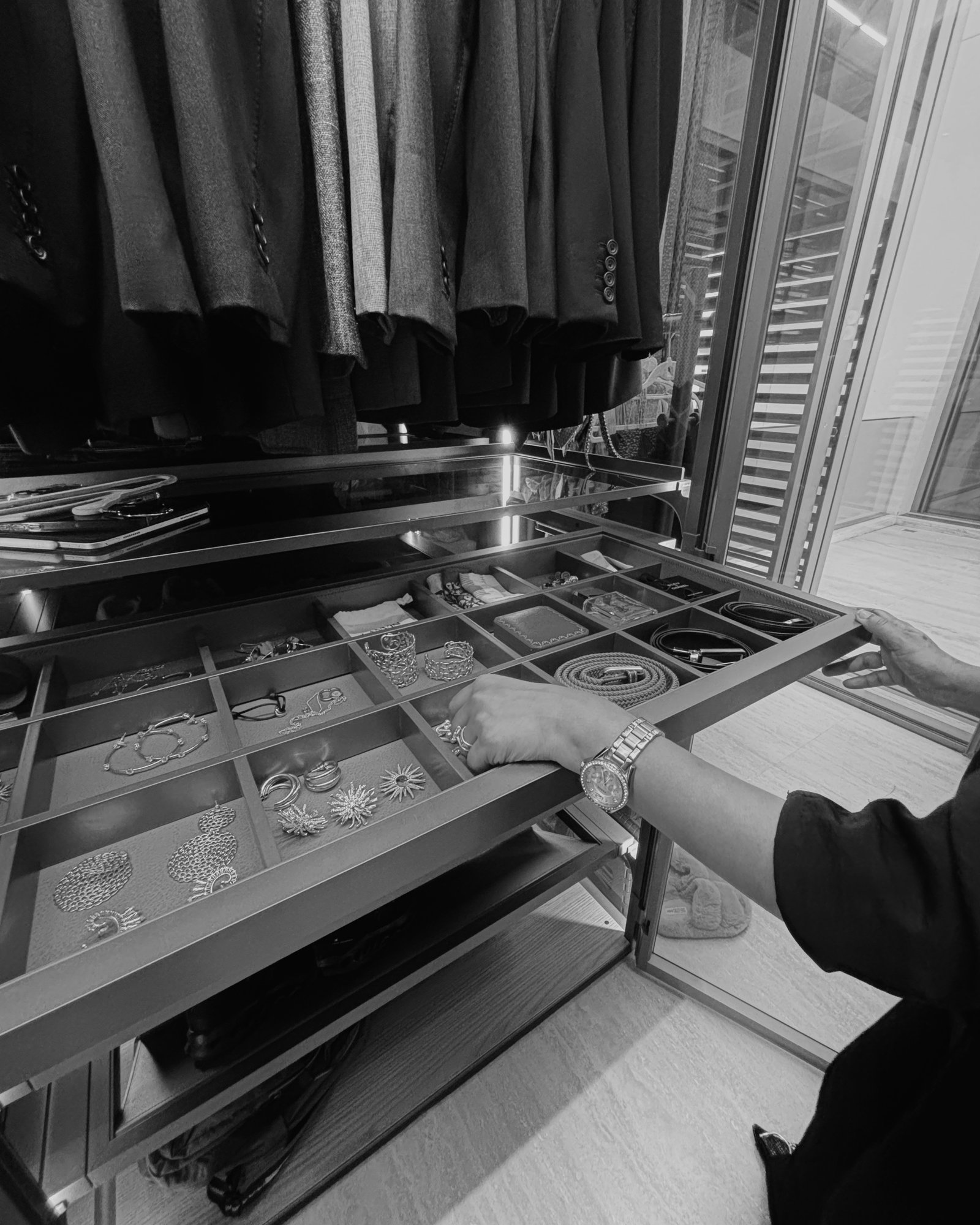 Professional wardrobe atelier managing jewellery and accessories in an HNI closet