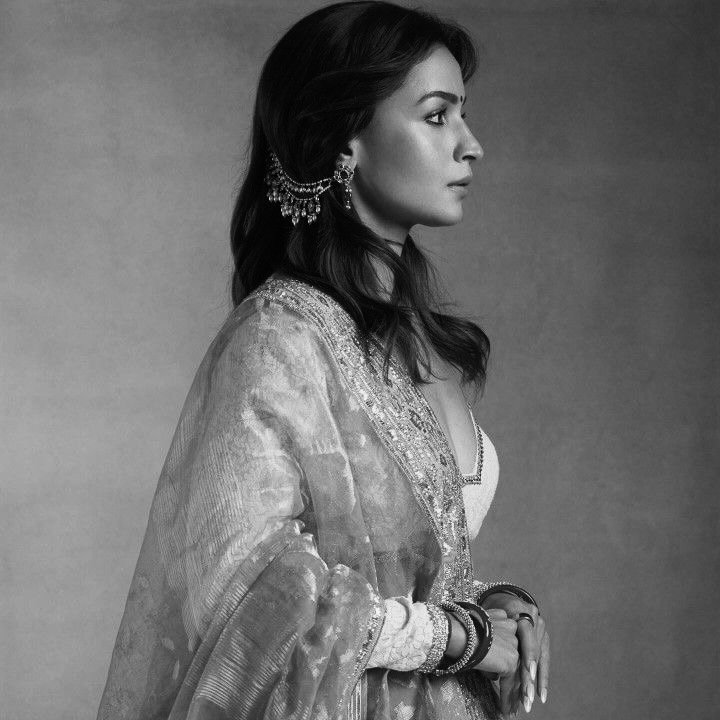 Woman in profile wearing a kaan chain with embroidered traditional attire