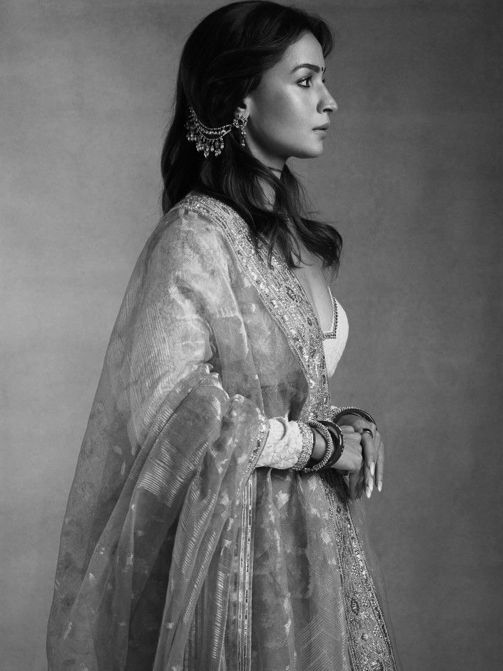 Woman in profile wearing a kaan chain with embroidered traditional attire